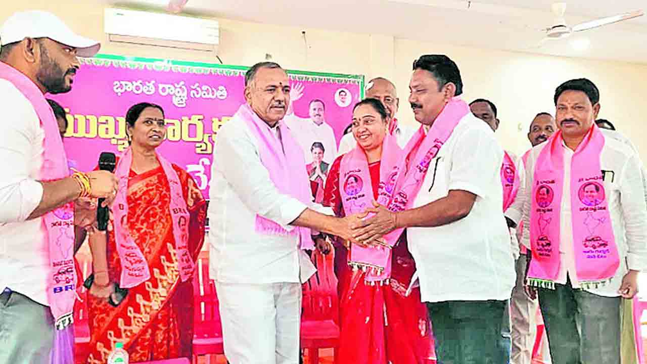 గులాబీ గూటికి తిరుగుపయనం