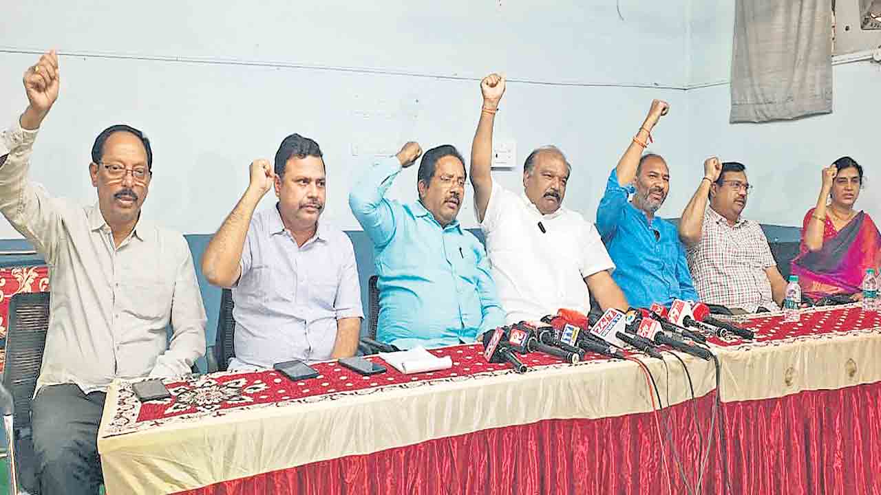 వెలమలకు సీఎం క్షమాపణ చెప్పాలి