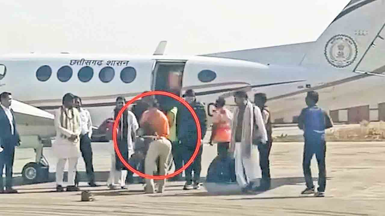 ధార్మిక ప్రచారకర్తకు ప్రభుత్వ హెలికాప్టరా?