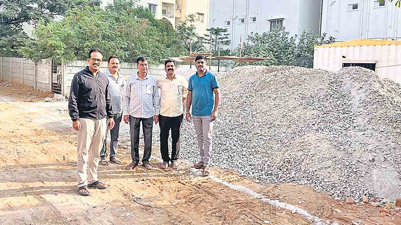 నిబంధనలకు నీళ్లు అడ్డగోలుగా రోడ్డు నిర్మాణం