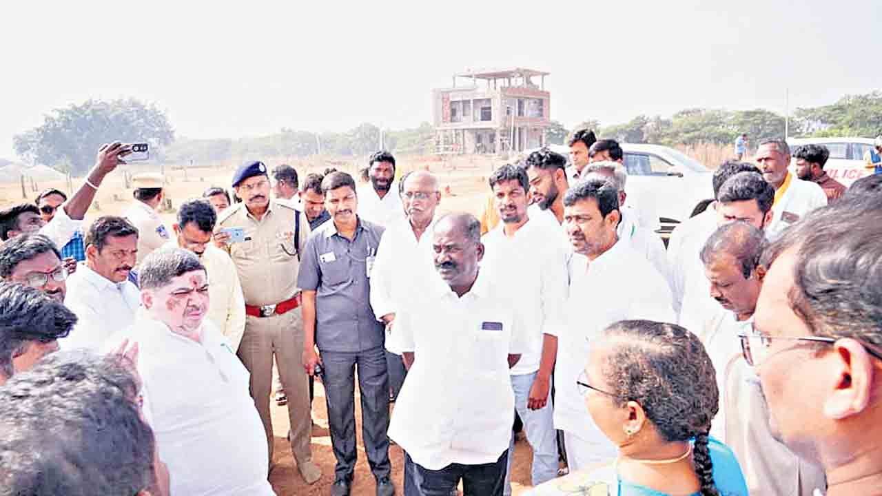 ఎన్నికల కోడ్‌.. ఎగతాళి!