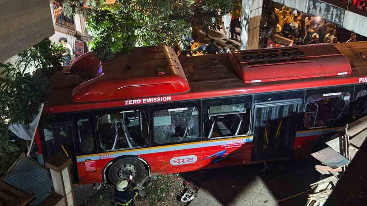 ఫుట్‌పాత్‌పైకి దూసుకెళ్లిన బస్సు..నలుగురి మృతి