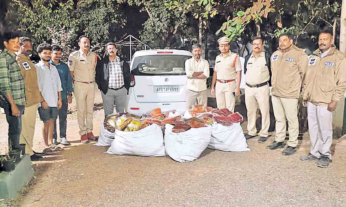 ఓటర్లకు పంచేందుకు తరలిస్తున్న చీరలు సీజ్‌