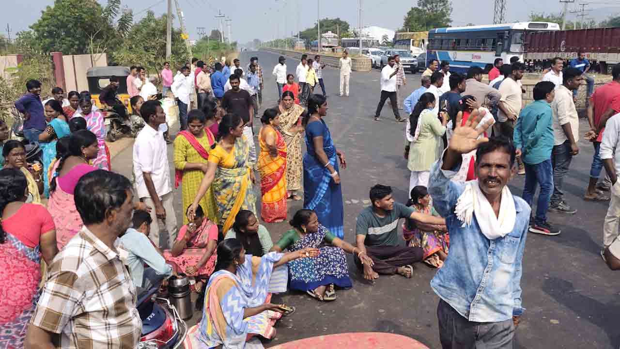 పోలీస్‌స్టేషన్‌ ఎదుట యువకుల ఆందోళన