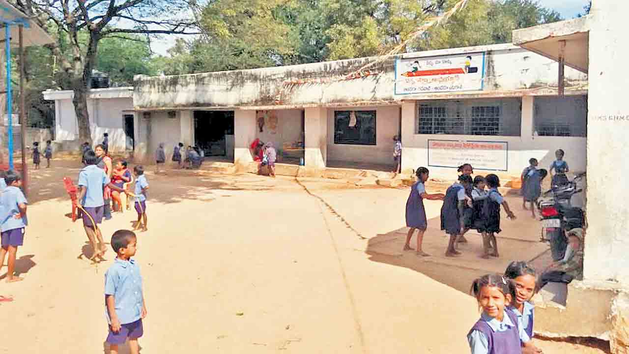 టాయిలెట్స్‌ లేని బడులు 2763