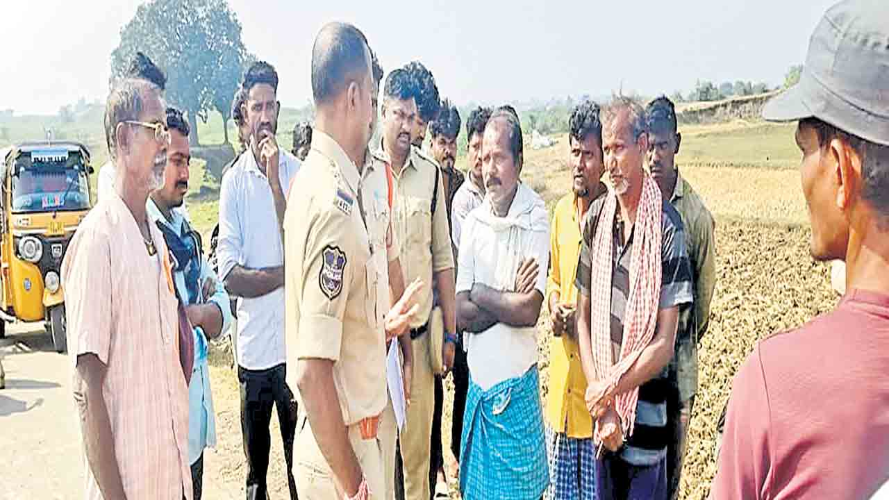 సర్పంచ్‌ అభ్యర్థి మామ తలపై తుపాకీ