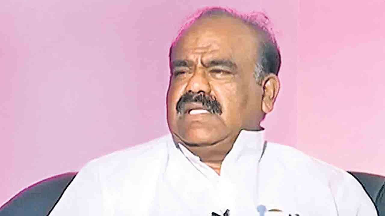 విద్యార్థులు గోసపడుతున్నా పట్టించుకోరా!