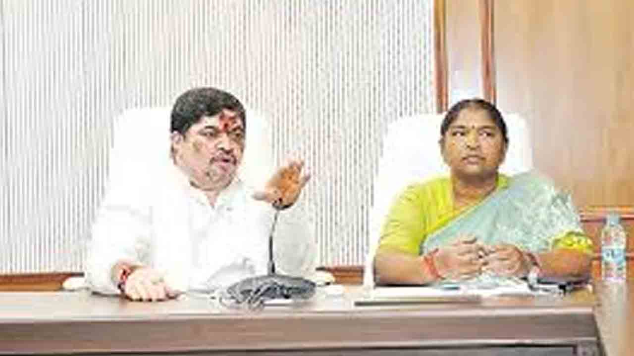 మహిళా సంఘాలకు మరో 448 అద్దె బస్సులు : పొన్నం, సీతక్క