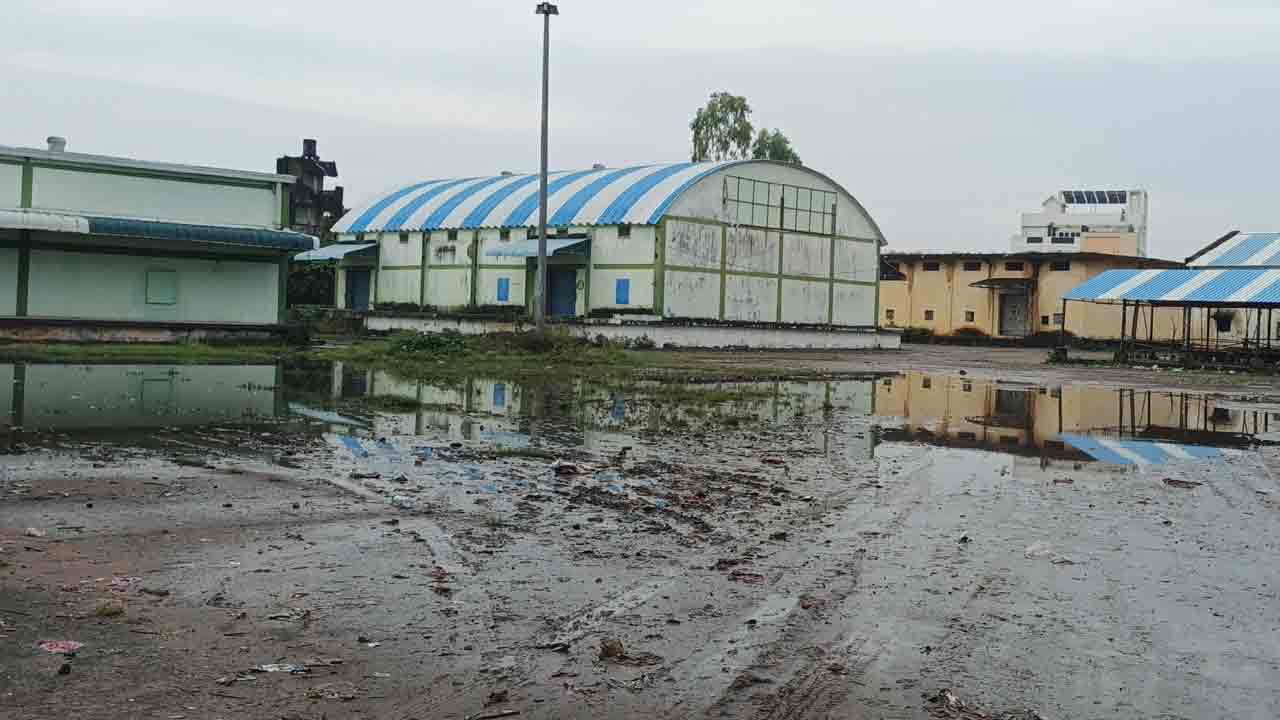 రైతుల పంటలు.. దళారుల పాలు