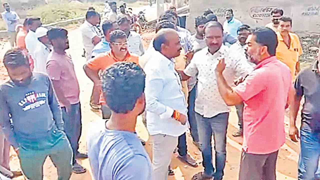 కాలనీలో ఉండకుండా చేస్తా!