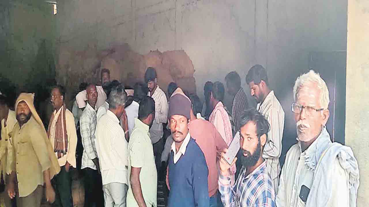 పోలీస్‌ పహారాలో యూరియా పంపిణీ