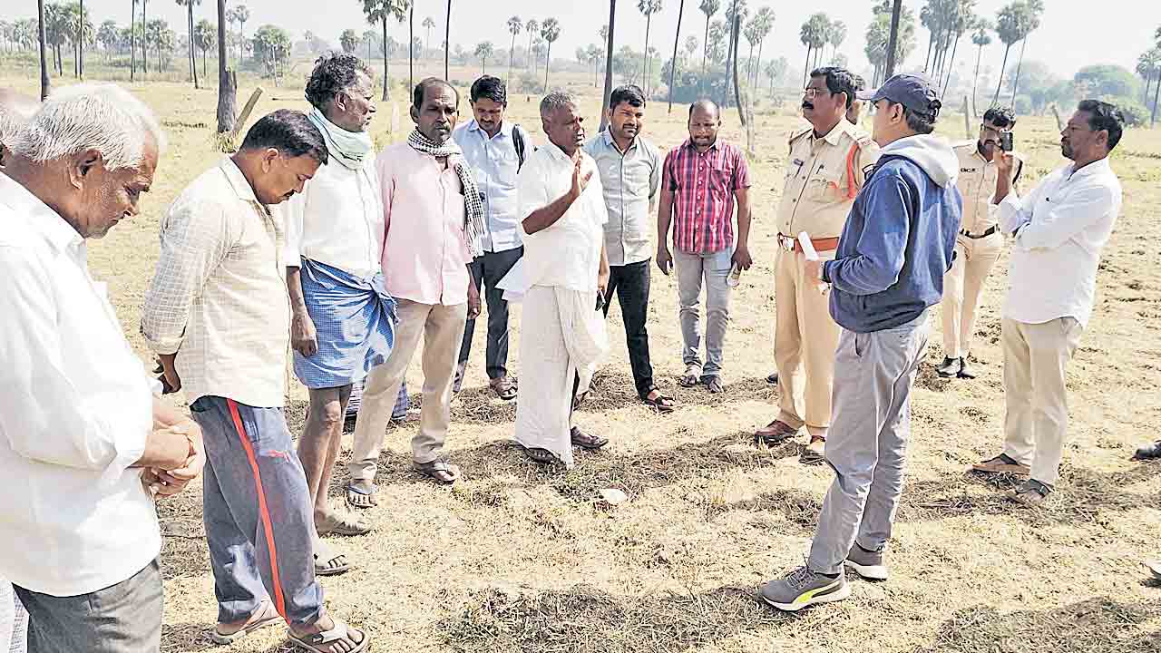 ఎకరానికి కోటి పరిహారం అందించాలి