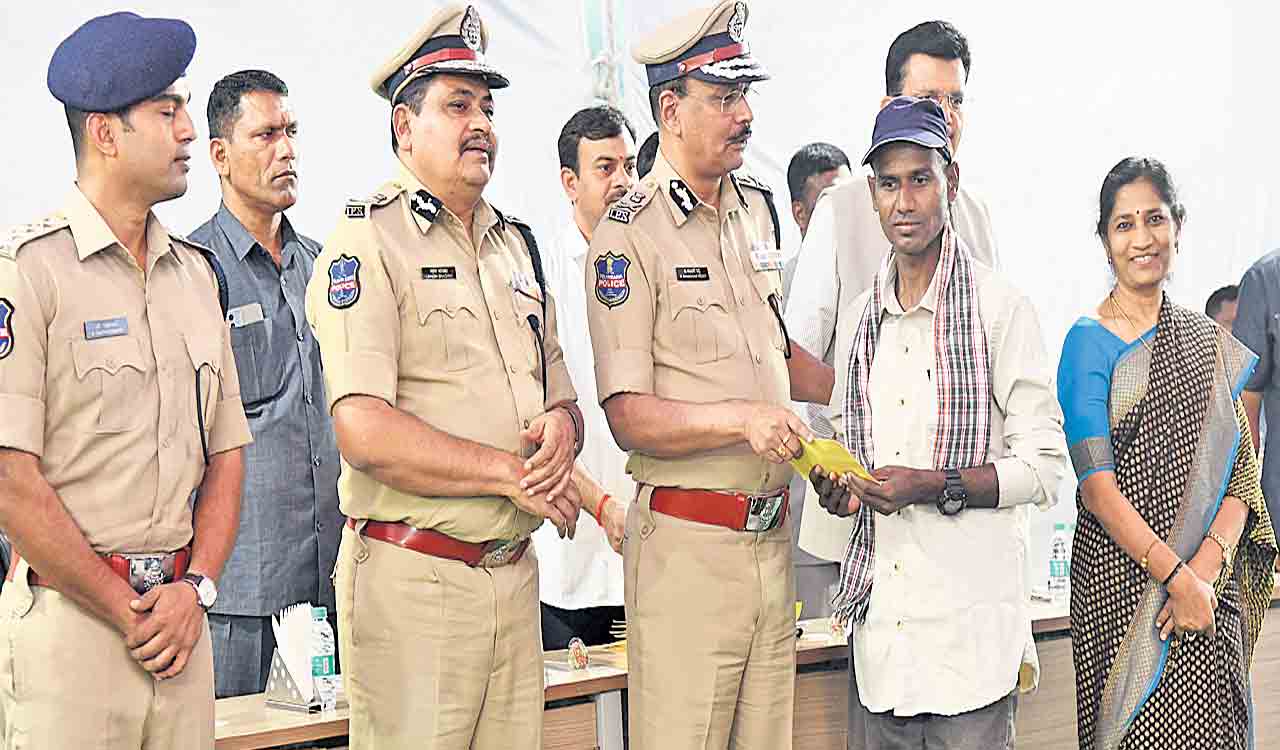 41 మంది మావోయిస్టుల లొంగుబాటు