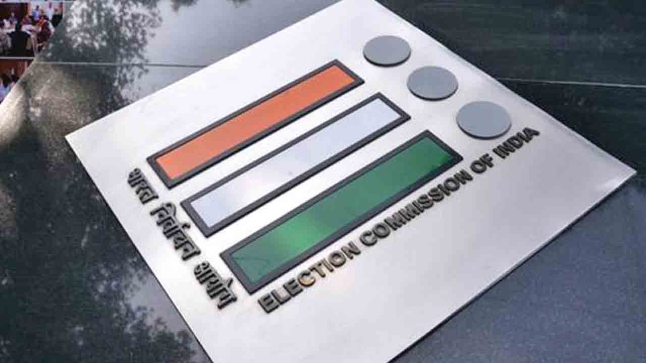 పోలింగ్‌ బూత్‌లో ఎన్నికల అధికారి ప్రచారం