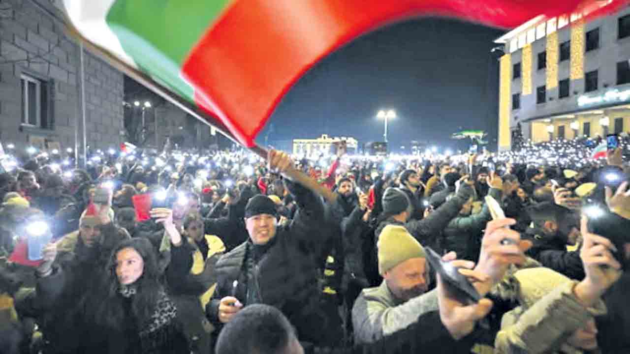 జెన్‌-జీ దెబ్బకు కూలిన మరో ప్రభుత్వం