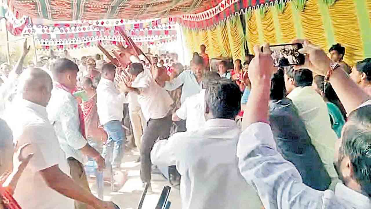 అధికార కాంగ్రెస్‌ దౌర్జన్యకాండ.. సర్పంచులు, వార్డు సభ్యులకు బెదిరింపులు