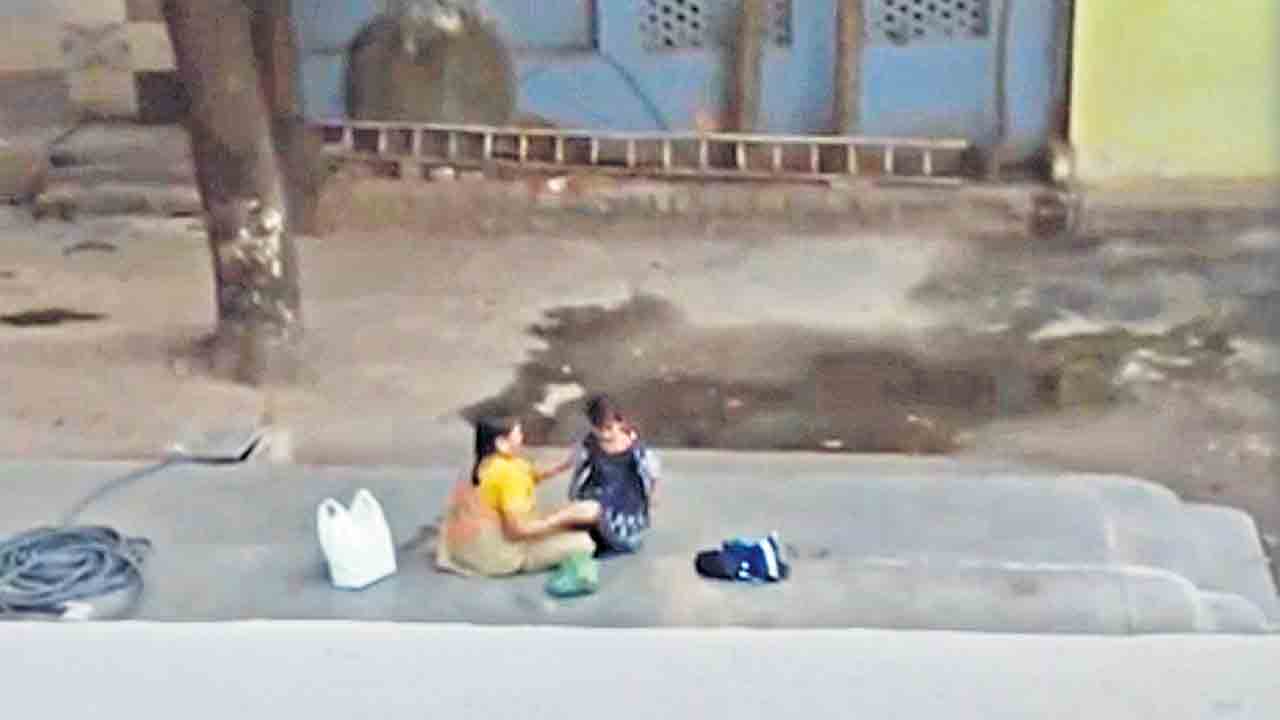 కింద పడేసి.. కాళ్లతో తొక్కి..మూడేండ్ల చిన్నారిపై స్కూల్‌ ఆయా పైశాచికం