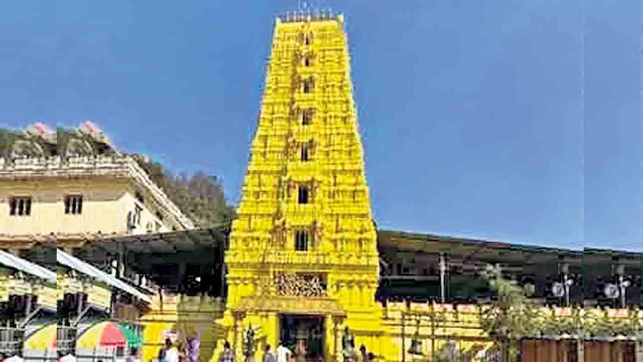 బంగారు కిరీటాల్లో వాటా వేట!.. కొమురవెల్లి మల్లన్న ఆలయ ఆదాయానికి గండి!