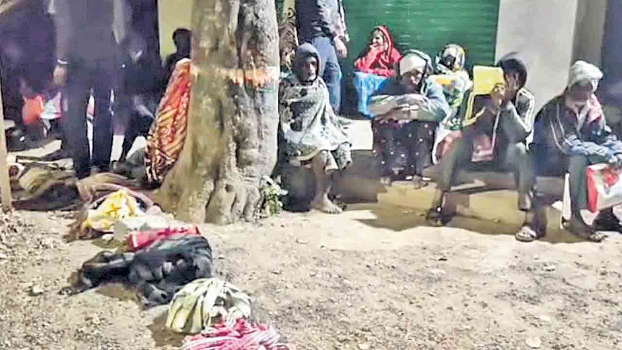 ఎముకలు కొరికే చలిలో..యూరియా యాతన