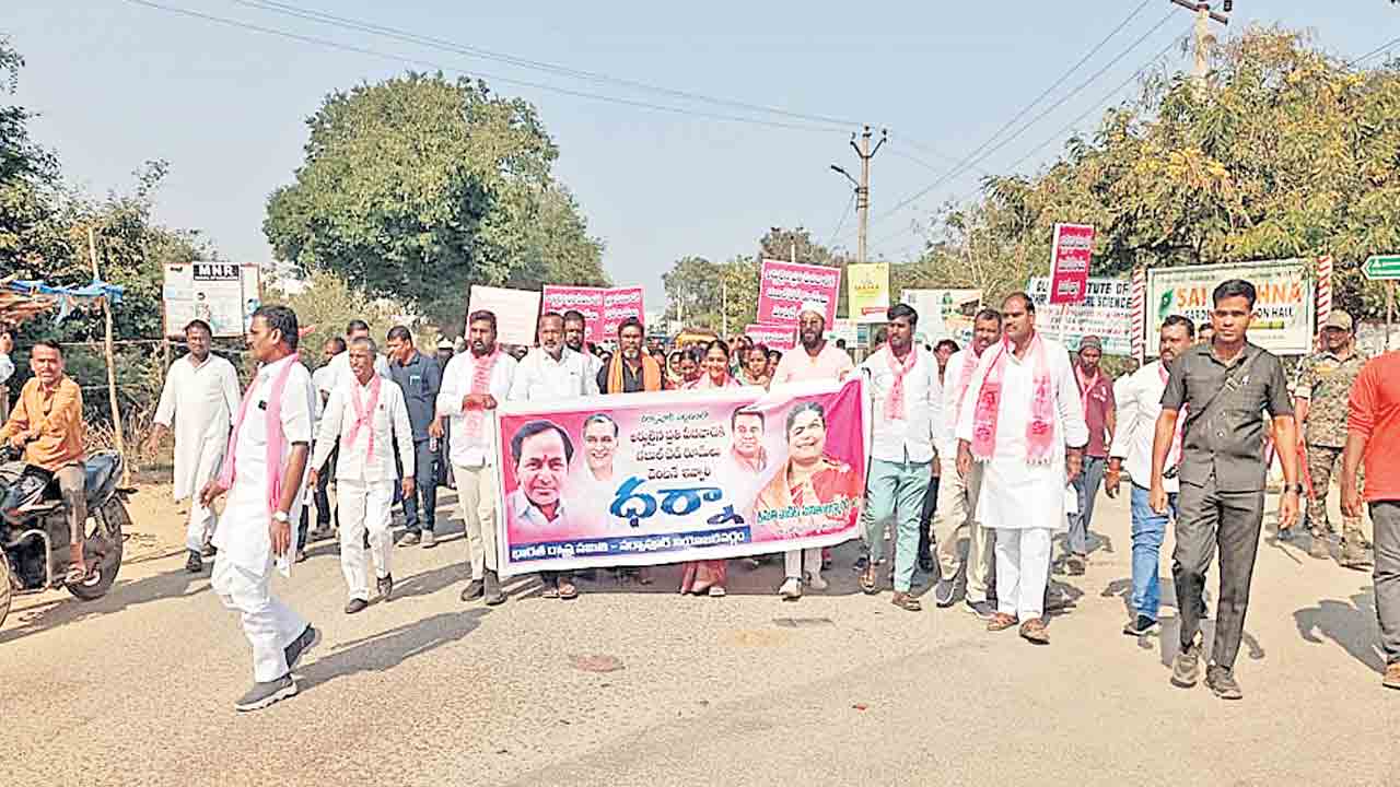 ఫుట్‌బాల్‌ ఆటకు డబ్బులు..పేదల ఇండ్లకు ఉండవా?