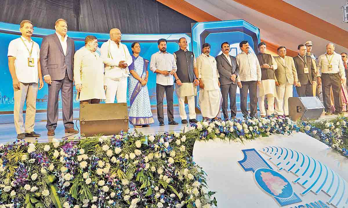 సోనియాగాంధీ బర్త్‌డేకి తెలంగాణ తల్లి విగ్రహాల ఆవిష్కరణా.. తెలంగాణవాదుల ఫైర్