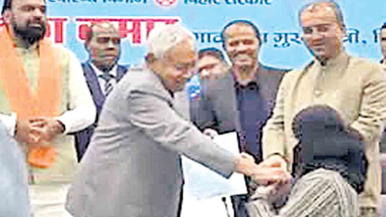 మహిళా డాక్టర్‌ హిజాబ్‌ లాగిన నితీశ్‌.. మరో వివాదంలో బీహార్‌ సీఎం