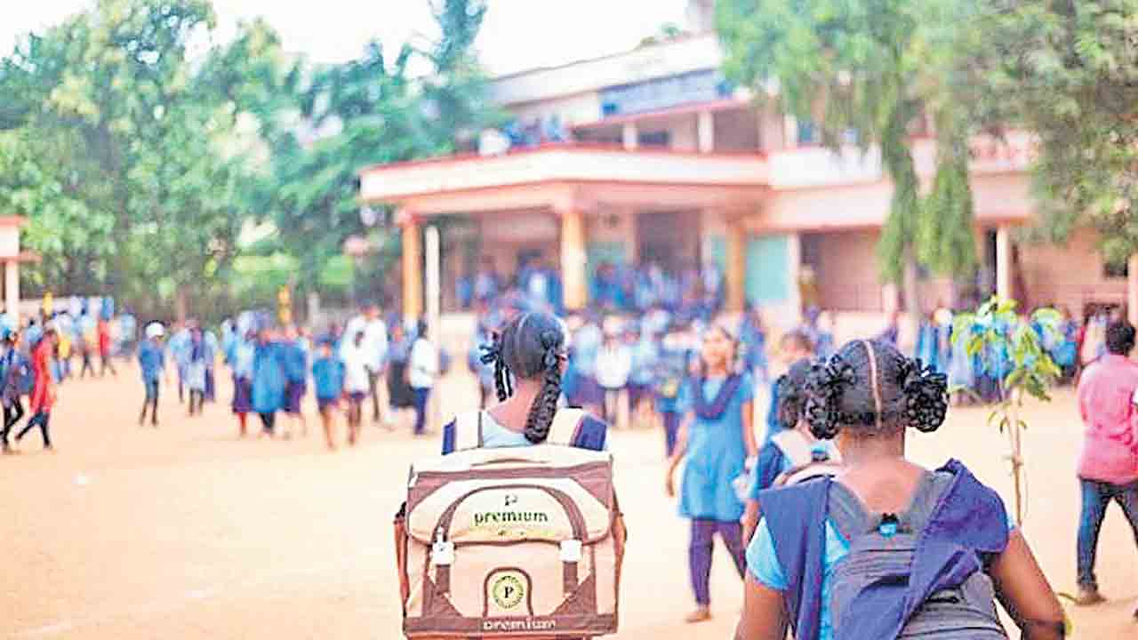 1,441 పాఠశాలల మూసివేత