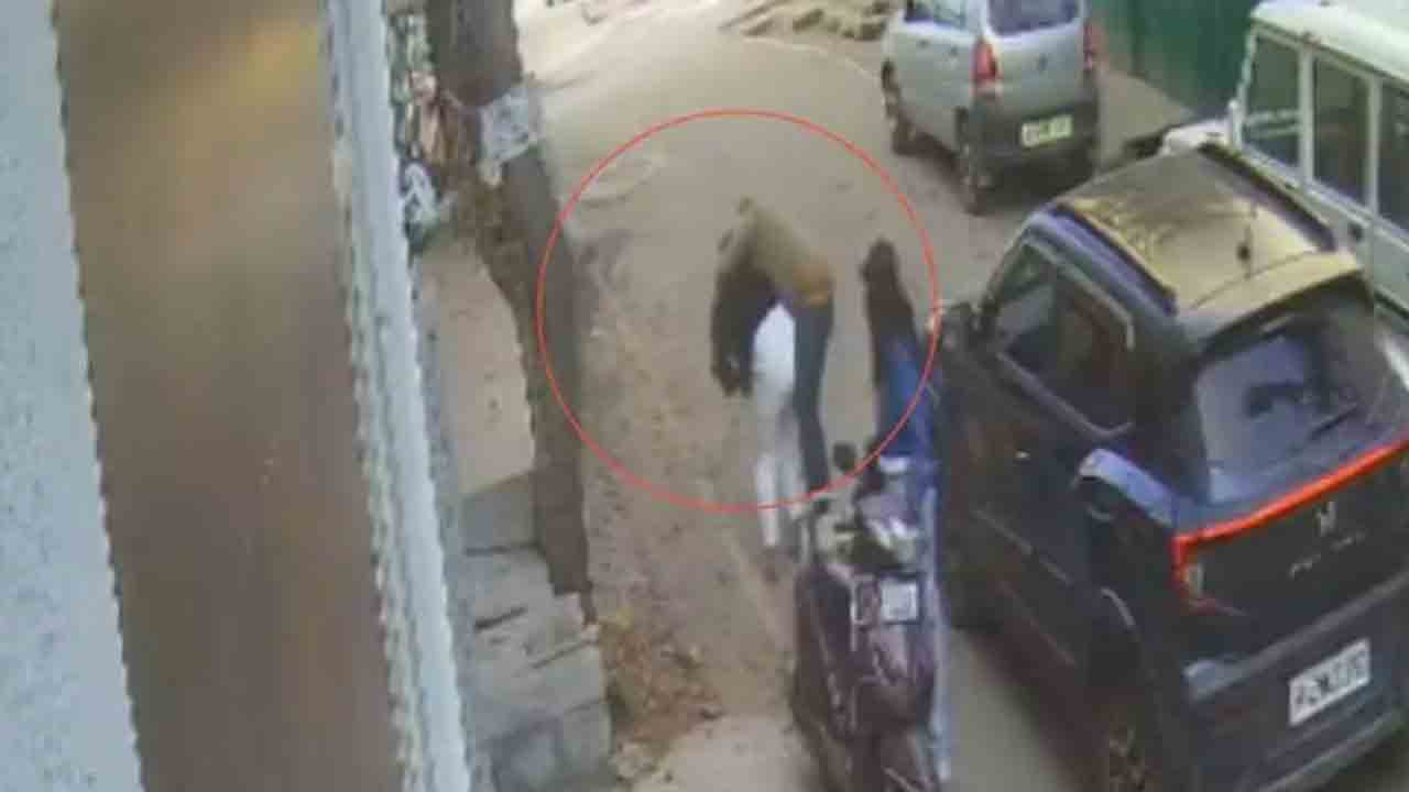 నడిరోడ్డుపై లైంగిక వేధింపులు