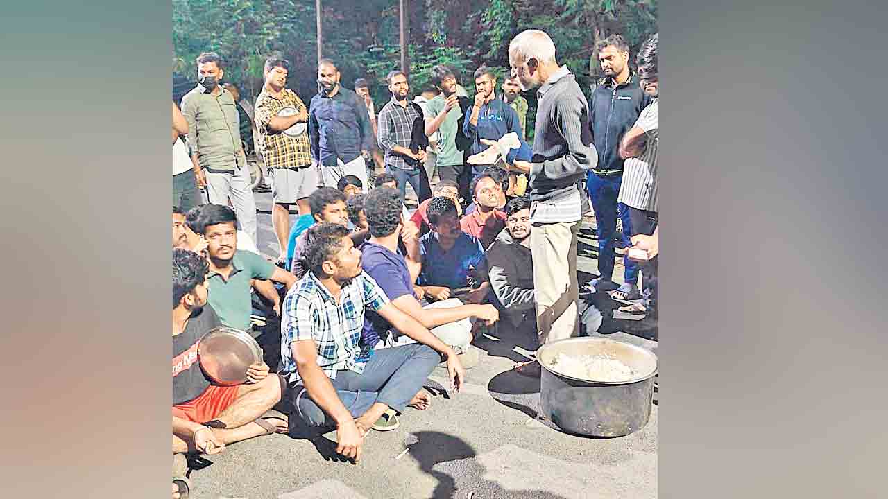 కుళ్లిన ఆహారంతో ఓయూలో విద్యార్థుల ఆందోళన