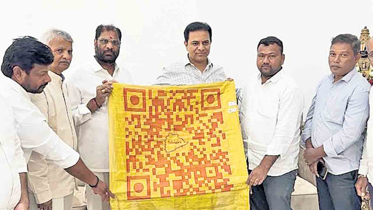 తెలంగాణ చరిత్రతో ‘క్యూఆర్‌’ శాలువా