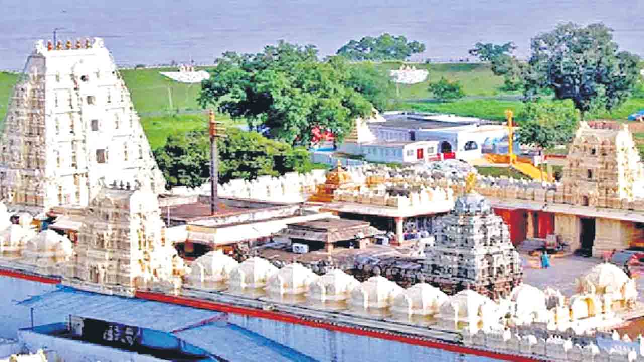 దేవుని మాన్యంపై పెద్దల కన్ను!