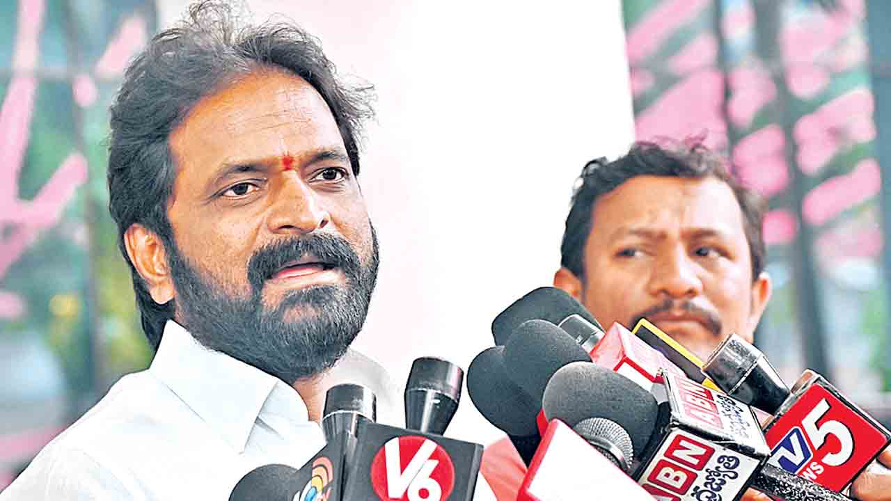 పవన్‌.. క్షమాపణ చెప్పు !