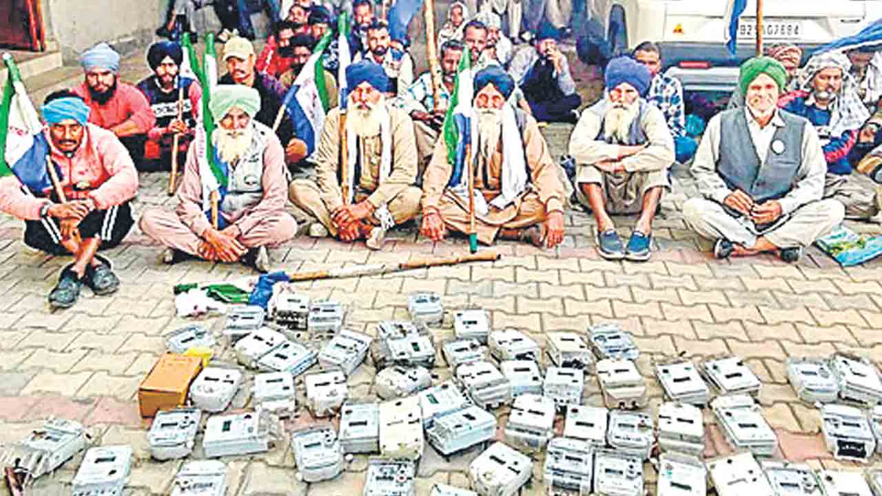 స్మార్ట్‌ మీటర్లను పీకేసిన రైతన్నలు