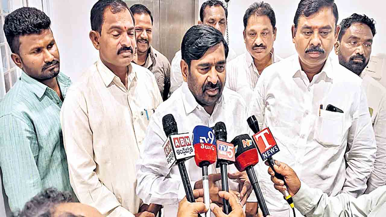 మంత్రులు స్పృహలో లేరు