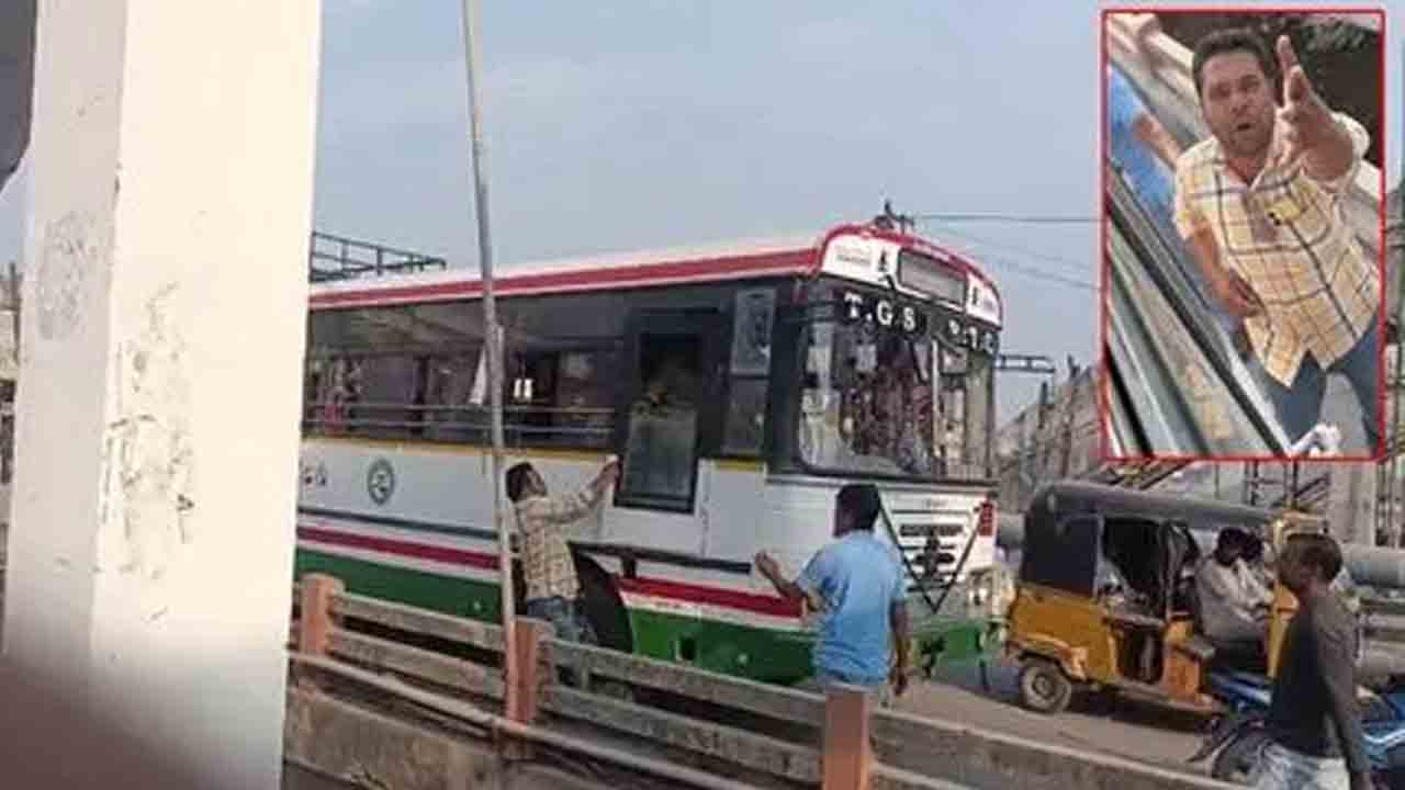 బైక్‌కు సైడ్‌ ఇవ్వలేదని ఆర్టీసీ డ్రైవర్‌పై దాడి