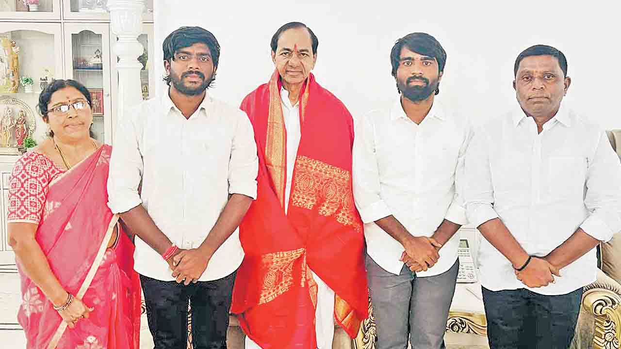 ముక్రా(కే) గ్రామస్తులకు కేసీఆర్‌ అభినందనలు