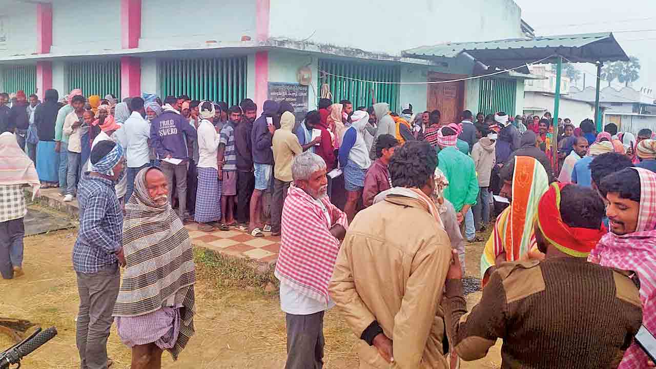 సీఎం వచ్చిన తెల్లారే యూరియా కష్టాలు