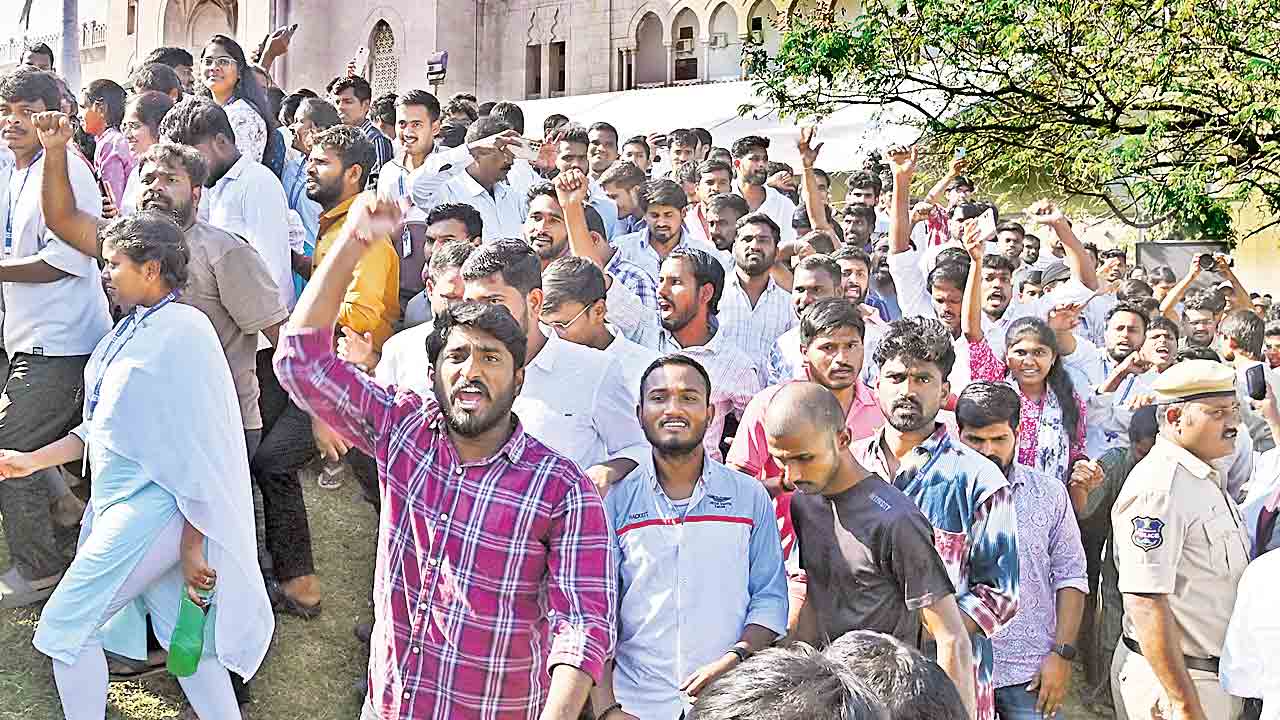 CM Revanth Reddy | నిరసనలతో దద్దరిల్లిన ఓయూ.. సీఎం రేవంత్‌కు వ్యతిరేకంగా నినాదాలు..!