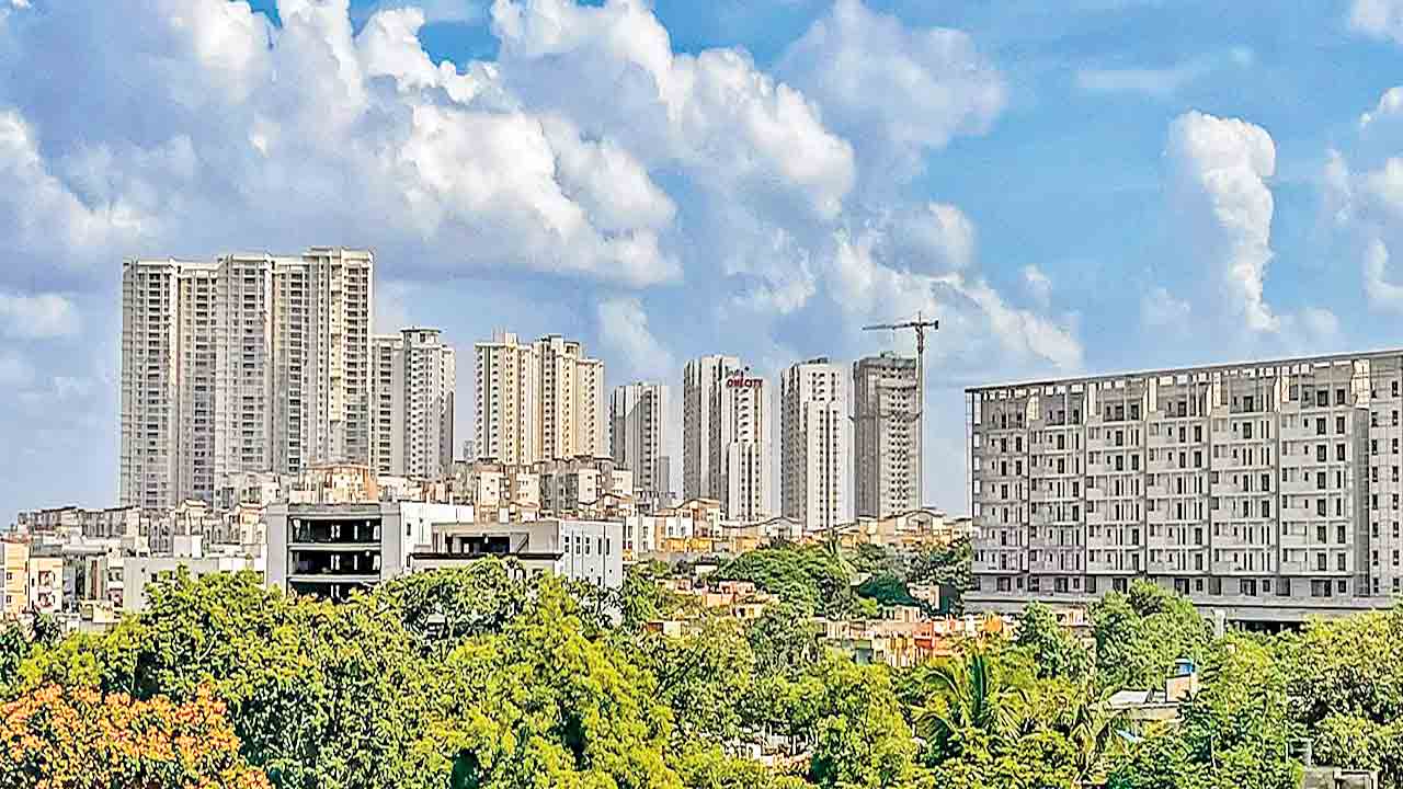 హైదరాబాద్‌ రియల్టీ డౌన్‌.. పడిపోయిన ఇండ్ల అమ్మకాలు