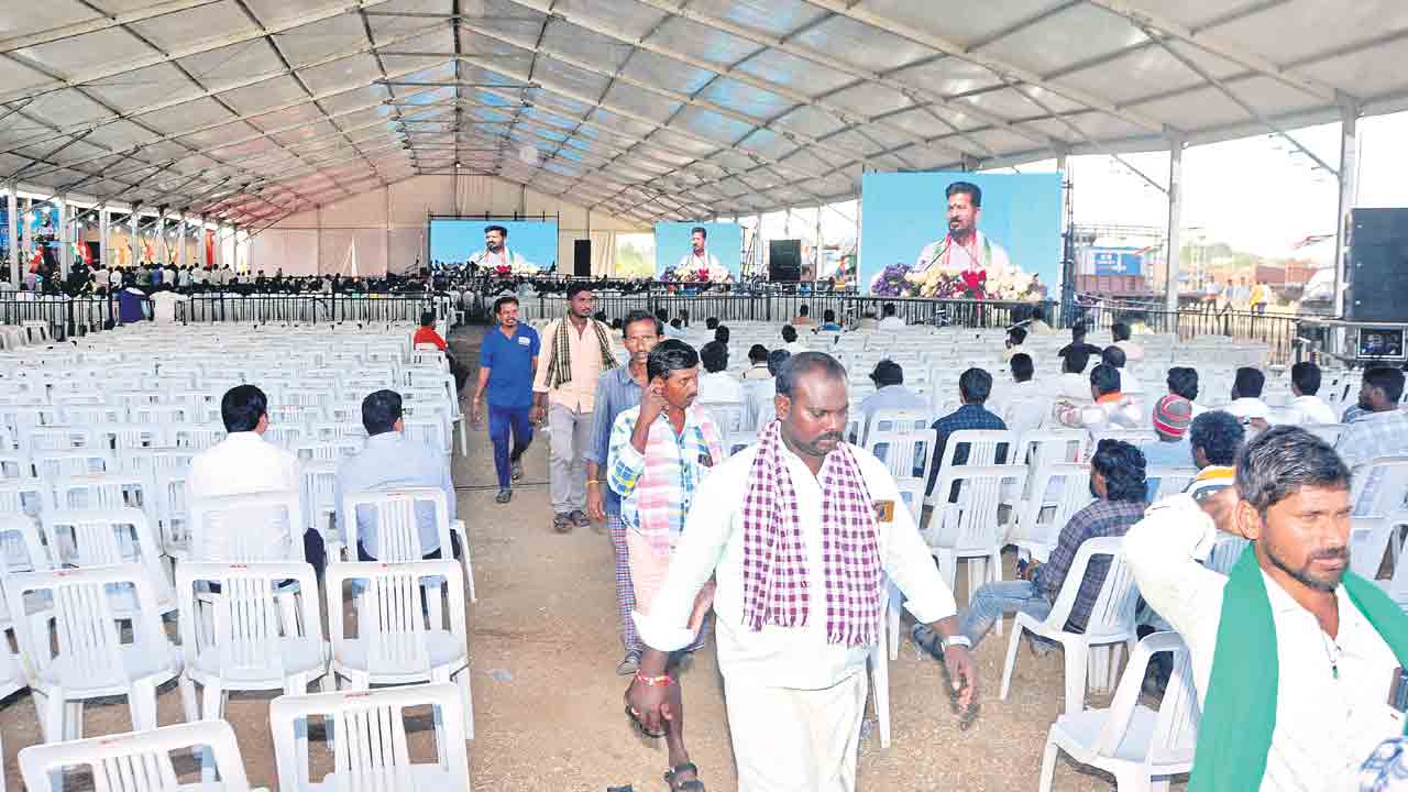 విజయోత్సవం పేరు…జనమే లేరు!