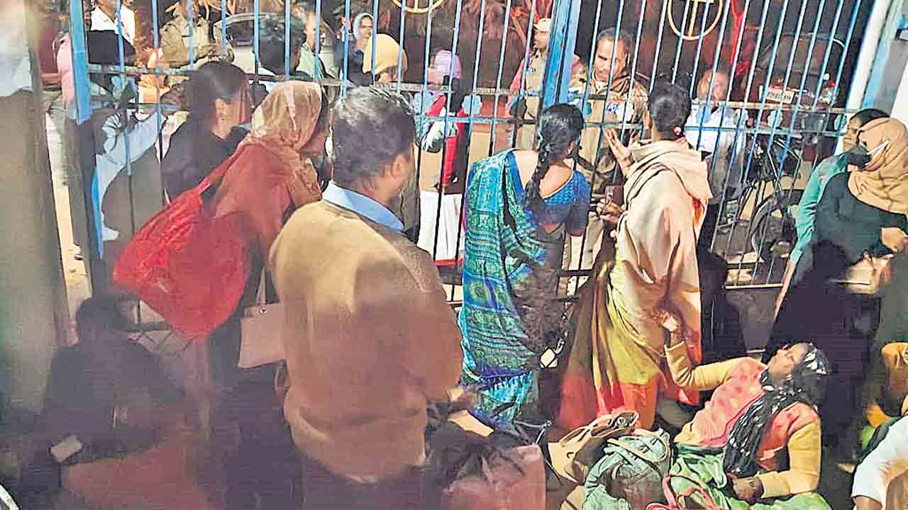 తిమ్మాజిపేటలో సిబ్బంది ఆందోళన