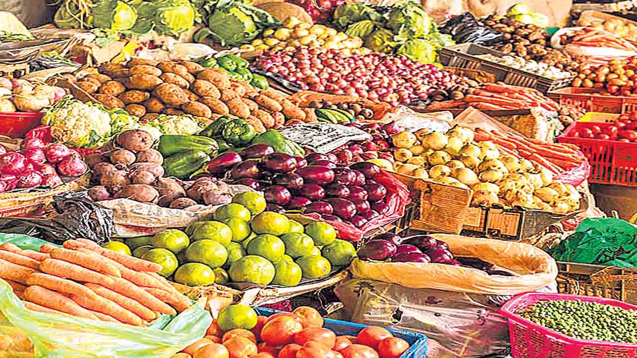 మార్కెట్‌లోకి పొరుగు రాష్ర్టాల కూరగాయలు.. పెరిగిన ధరలతో సామాన్య, మధ్యతరగతి ప్రజలకు ఆర్థికభారం