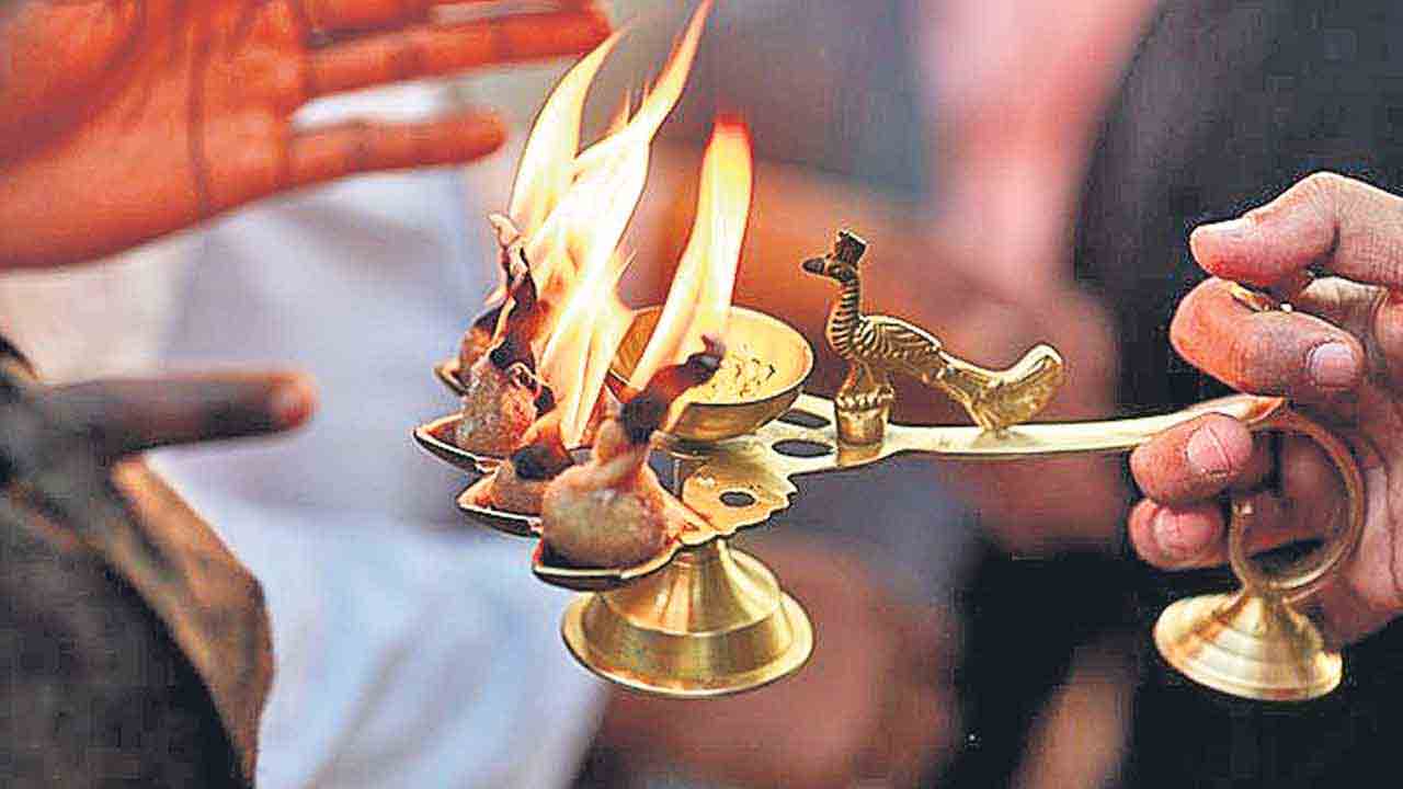 అమ్మకానికి ధూపదీపం.. దేవాలయాల ఎంపికలో మంత్రి పేషీ చేతివాటం