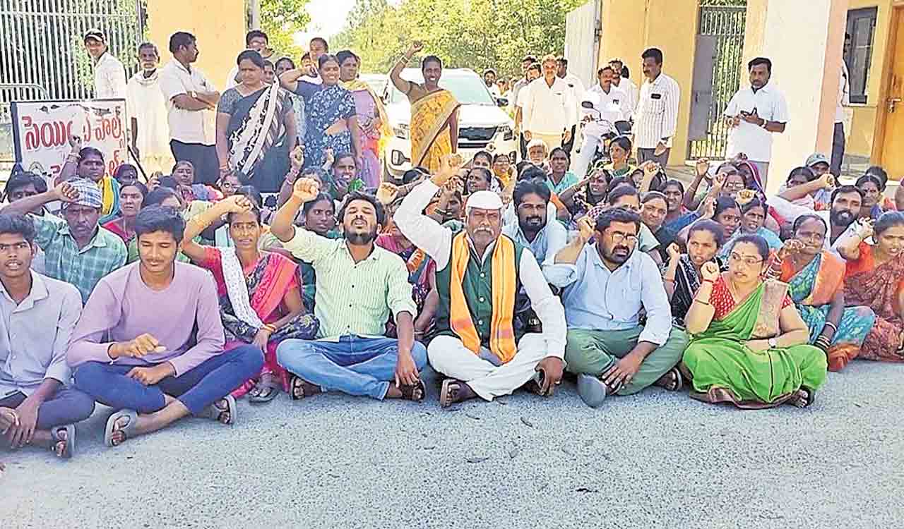 రీకౌంటింగ్‌ చేయాలని ధర్నా