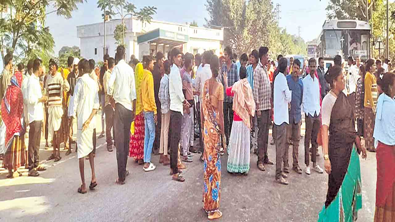 బరితెగించిన కాంగ్రెస్‌ నాయకులు