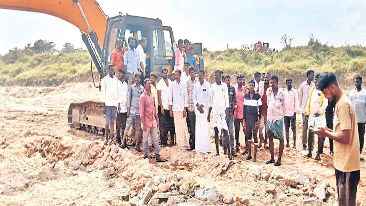 ఇసుక తోడేళ్లపై నిరసన గళం