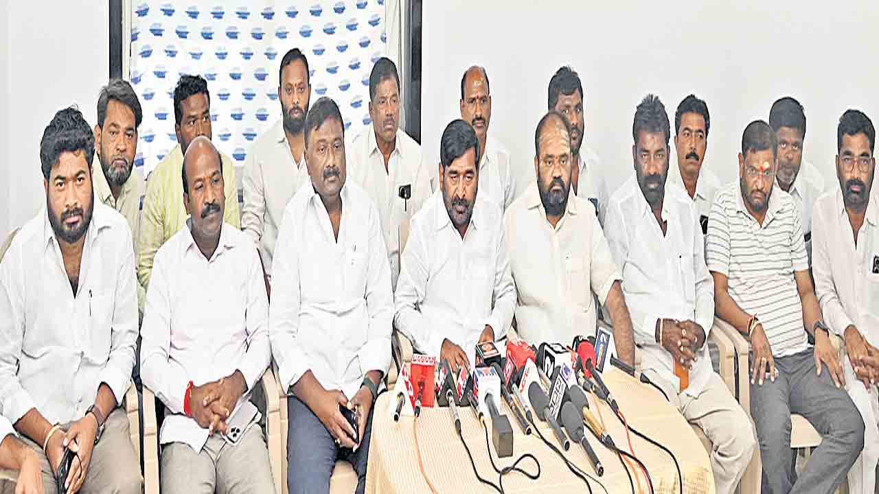 పోలీసులా..కాంగ్రెస్‌ కార్యకర్తలా..!