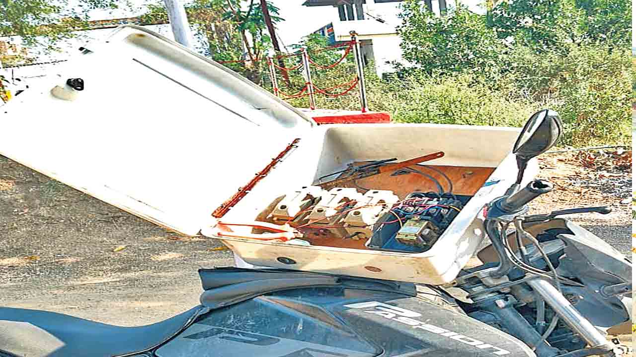 Current bills | బిల్లు కట్టకుంటే సాగు కనెక్షన్‌ కట్‌! స్టార్టర్‌ బాక్సును తీసుకెళ్లిన విద్యుత్‌ సిబ్బంది