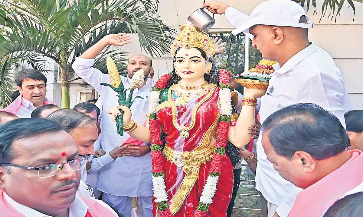 కేసీఆర్‌ అంటే త్యాగం రేవంత్‌ అంటే ద్రోహం