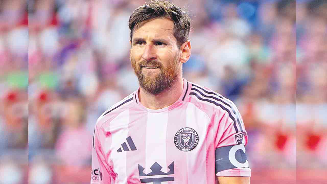 మెస్సీ టూర్‌లో ‘హై ప్రొఫైల్‌ ’మోసం!.. ఇండియా టూర్‌లో ఎక్కడా లేనివిధంగా హైదరాబాద్‌లోనే ఫొటోల దందా